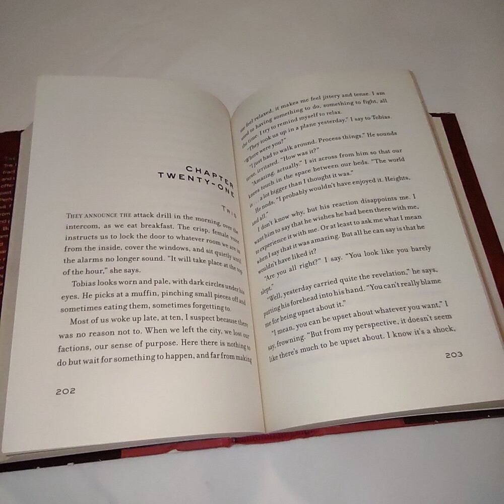 Allegiant by Veronica Roth hardback book - Picture 8 of 11